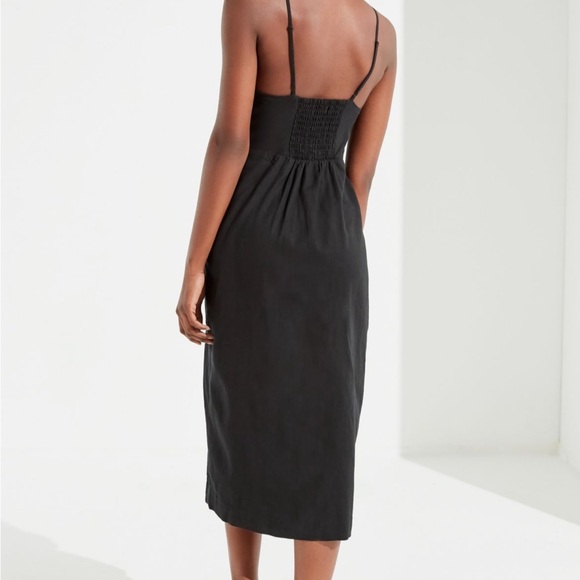UO black linen sundress. Adjustable straps and elastic at back of dress. Size M. - Picture 2 of 4